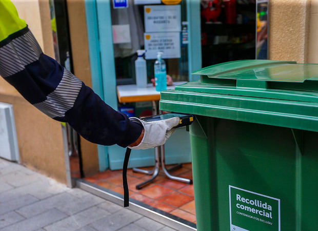 Sant Just Desvern empieza a recoger puerta a puerta los residuos comerciales