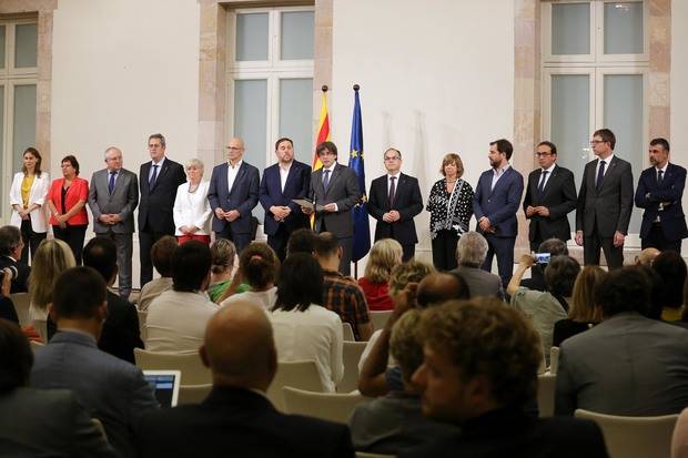 Puigdemont y Junqueras comunican a todos los alcaldes de Cataluña la cesión de los espacios electorales “habituales” para el 1-O