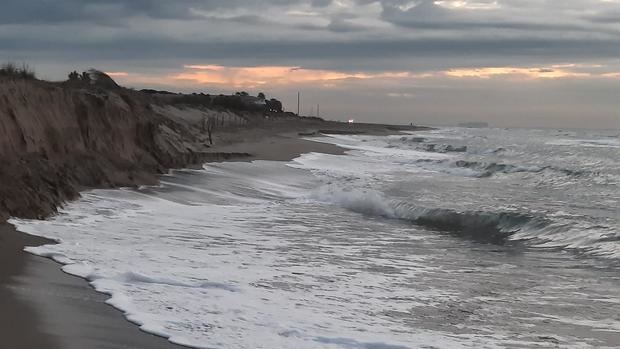 El temporal convierte la playa de Gavà-Mar en un acantilado 