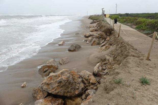 El Delta se deshace entre las olas. La playa de El Prat recibe arena para contratacar a la regresión