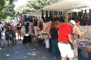 Barcelona se saluda… pero ya no se conoce: el dato que alarma sobre la convivencia en los barrios