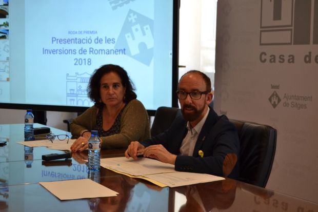El alcalde de Sitges, Miquel Forns, y la primera teniente de alcalde, Aurora Carbonell, durante la presentación de las inversiones. 