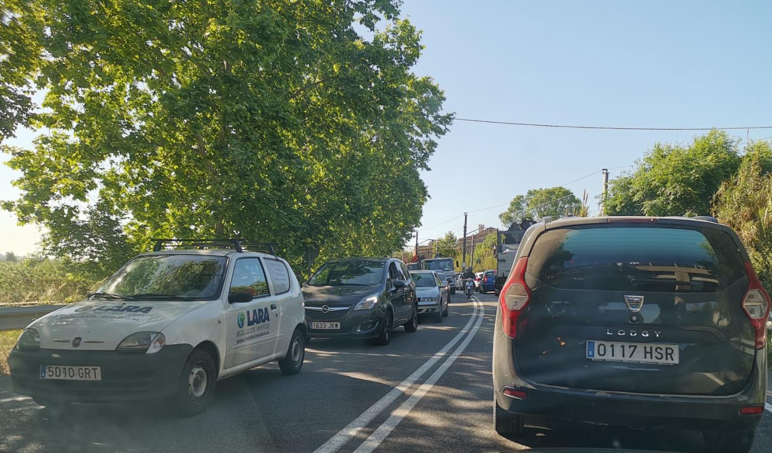 Un accidente en Sant Feliu provoca importantes retenciones en la comarca