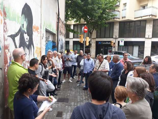 Los vecinos celebraron una asamblea enfrente del mismo edificio de la Ópera poco después del derrumbe.