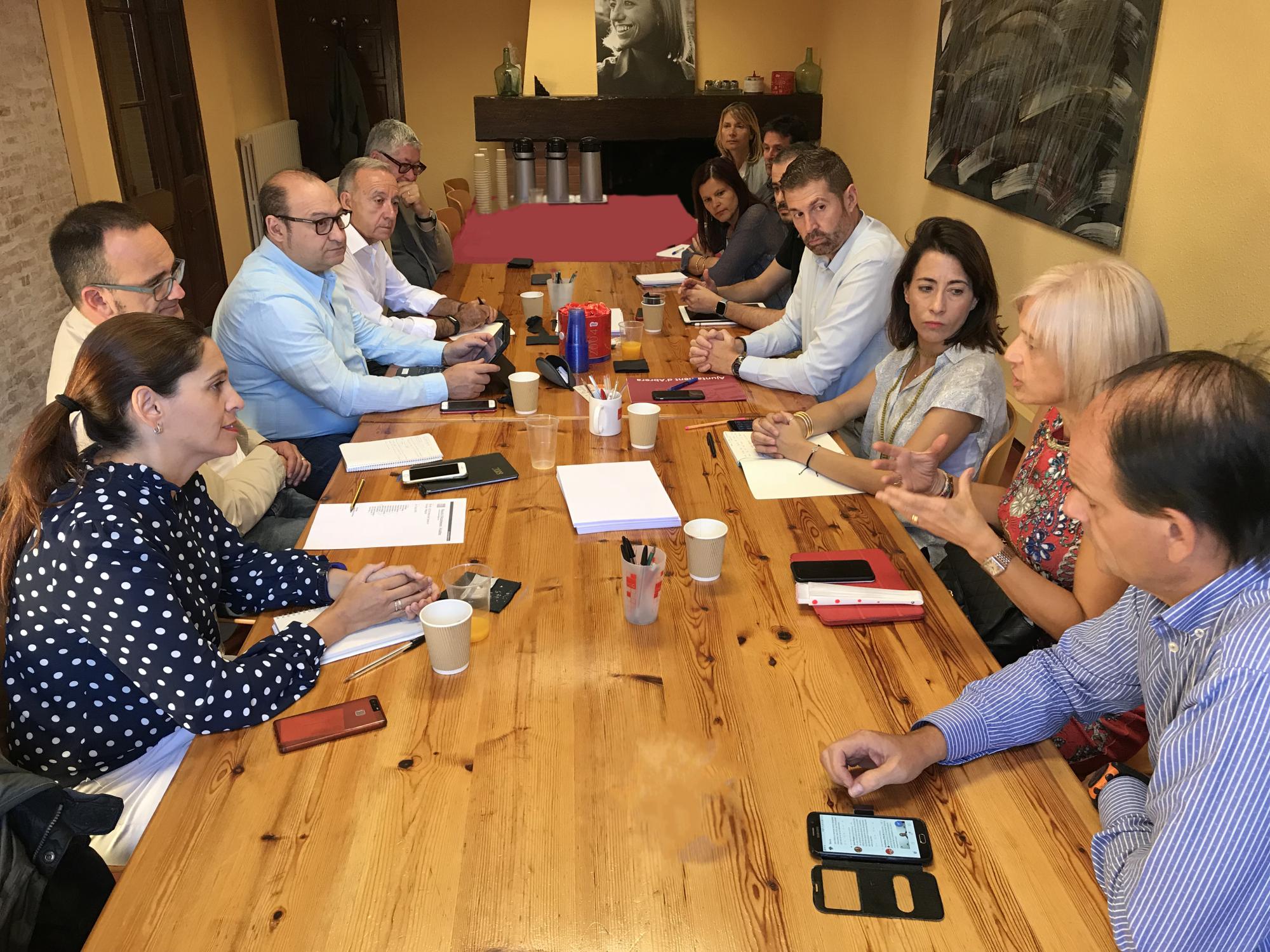 Los alcaldes socialistas del Baix Llobregat piden a Torra que “toque con los pies en el suelo”