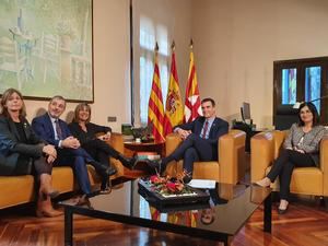 Reunión entre la presidenta de la Diputación, Núria Marín -tercera izquierda-, y el presidente de España, Pedro Sánchez -segundo derecha-, junto a la ministra de Política Territorial -primera derecha- y dos de los vicepresidentes de la Diputación de Barcelona, este viernes en Can Serra