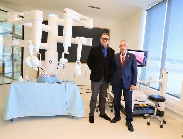 Mario Ferradosa, Managing Director de RobSurgical, i Pere Navarro, el delegat especial de l’Estat al Consorci de la Zona Franca de Barcelona (CZFB).