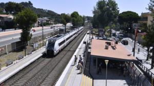 Castelldefels tendrá 17 trenes más los fines de semana y festivos de verano en la estación de la playa