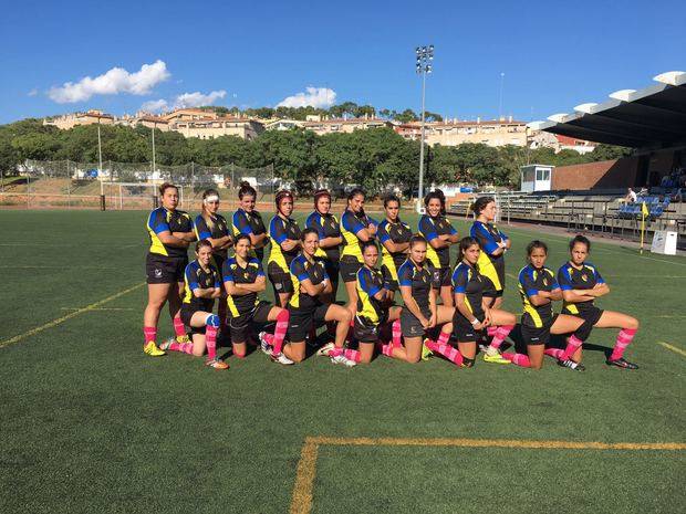 El equipo femenino del Club de Rugby Unión Castelldefels, contra el cáncer de mama