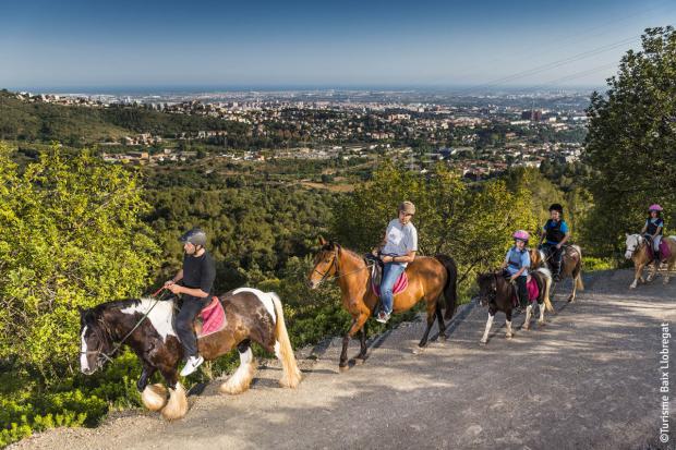 Las rutas a caballo por el Baix Llobregat es uno de los atractivos turísticos que podrás disfrutar con el SuperMes