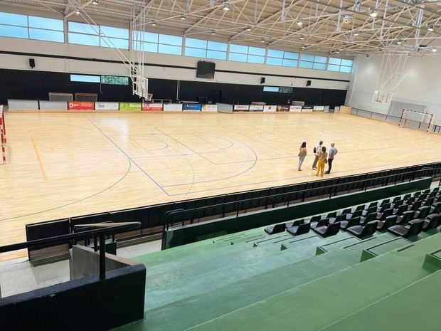 El Poliesportiu Municipal de Molins de Rei estrena parquet en la pista 1