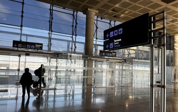Fumadores, tomad nota: el Aeropuerto de El Prat estrena terraza exterior