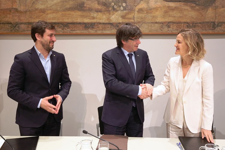 Diez centros sanitarios del territorio recibirán equipamiento oncológico donados por Amancio Ortega