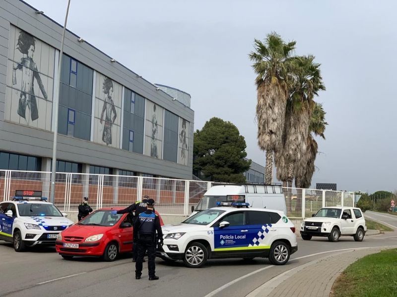 La policía local y los mossos ‘aguan’ la fiesta de 30 jóvenes en una habitación de hotel de Castelldefels