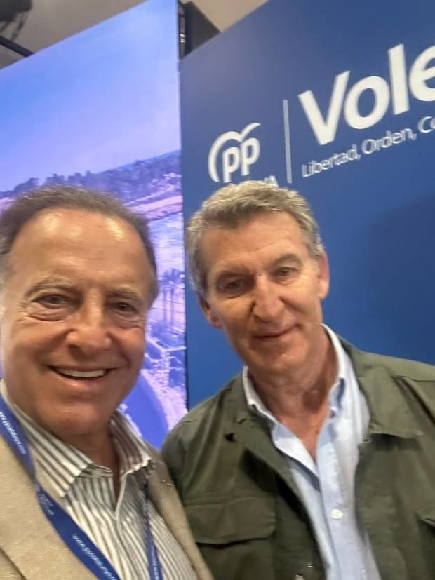 El afiliado santboiano Jordi Alsina, junto al presidente del Partido Popular, Alberto Núñez Feijóo.
