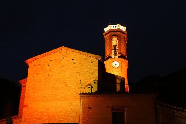 La iglesia de Sant Corneli se ilumina de naranja por el Día Nacional del TDAH