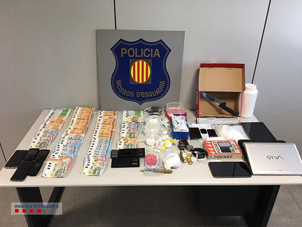 La droga, móviles y otros objetos incautados por la policía en el piso de los cuatro detenidos.
