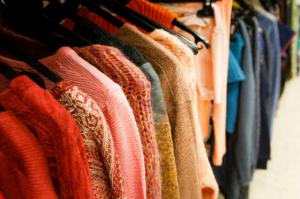 Sant Just organiza un mercado de ropa de invierno sostenible y solidario a precios casi regalados