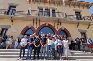 Regidores y regidoras de Sant Vicenç dels Horts junto al consistorio durante el pleno de constitución e investidura