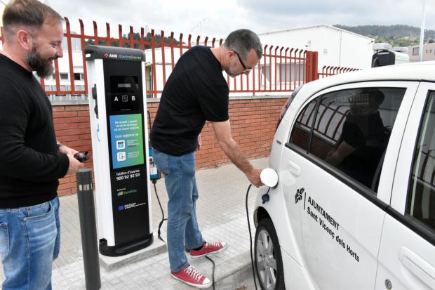 Sant Vicenç pone en funcionamiento la nueva electrolinera de la avenida de Torrelles