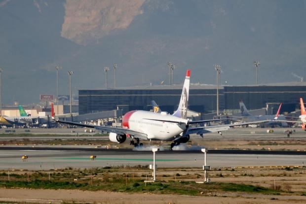 Avión de Norwegian aterrizando en El Prat