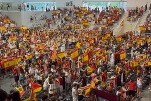 El penalti que nadie vio marcar: el apagón de la pantalla gigante arruina la fiesta del Mundial en Cornellà
