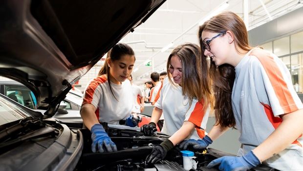 Paso al frente de la Escuela de Aprendices de Seat por la digitalización y la Industria 4.0