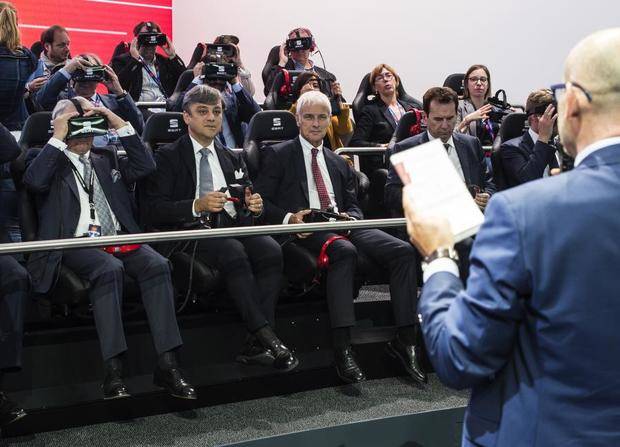 Matthias Müller, presidente ejecutivo del Grupo Volkswagen y Luca de Meo, Presidente de SEAT, en la experiencia 4D en el salón del automóvil de París 2016