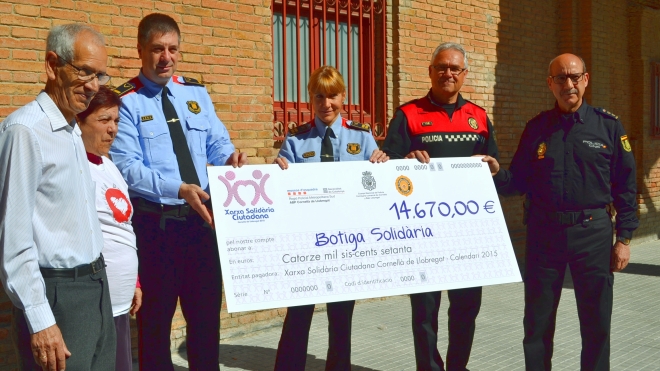 La Xarxa Solidària Ciutadana de Cornellà entrega un xec de quasi 15.000 euros a la Botiga Solidària