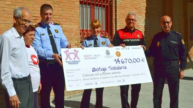 La Xarxa Solidària Ciutadana de Cornellà entrega un xec de quasi 15.000 euros a la Botiga Solidària