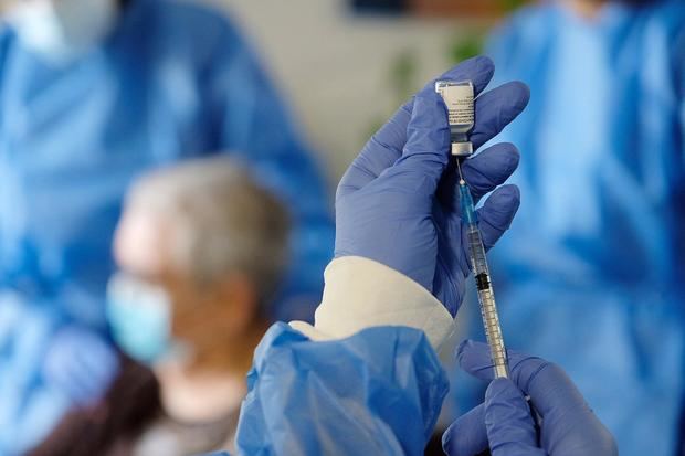 La primera persona catalana vacunada contra el covid-19 recibe la segunda dosis en L’Hospitalet