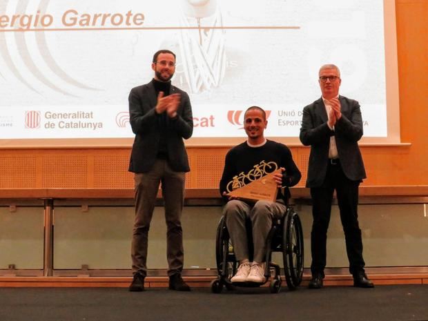 Sergio Garrote, en el centro, recibiendo el premio a mejor ciclista del año