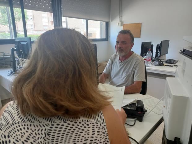 Viladecans ofrece un servicio de ayuda sobre gestiones a personas sin conocimientos digitales