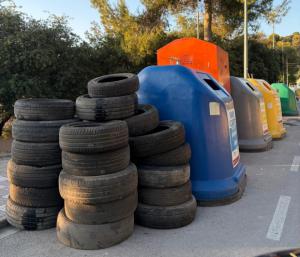 Abrera limpia un nuevo vertido de residuos en Can Vilalba