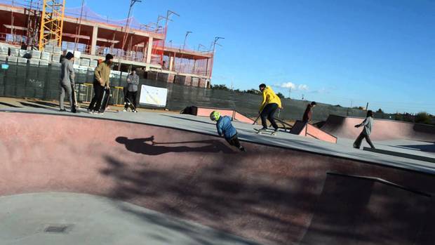 Mor un adolescent de 14 anys després de caure amb el monopatí a l’skatepark de Viladecans