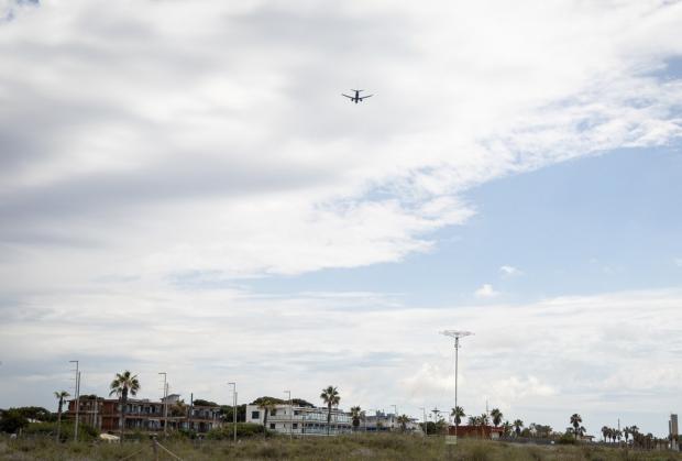 Castelldefels responde ante el ruido ocasionado por los aviones que sobrevuelan la ciudad