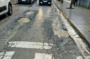 Alerta. El asfalto de Eusebi Güell se hunde debido al vendaval y los conductores están en peligro