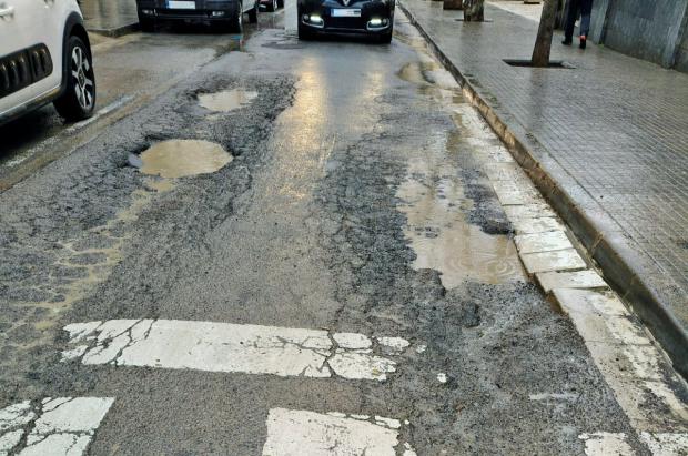 Alerta. El asfalto de Eusebi Güell se hunde debido al vendaval y los conductores están en peligro