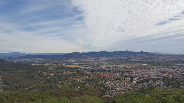 Catorce municipios y el Consell Comarcal actualizan el convenio para proteger las montañas del Baix