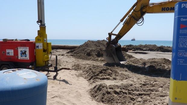 La playa de Gavà se pone a punto con la aportación de 40.000 metros cúbicos de arena