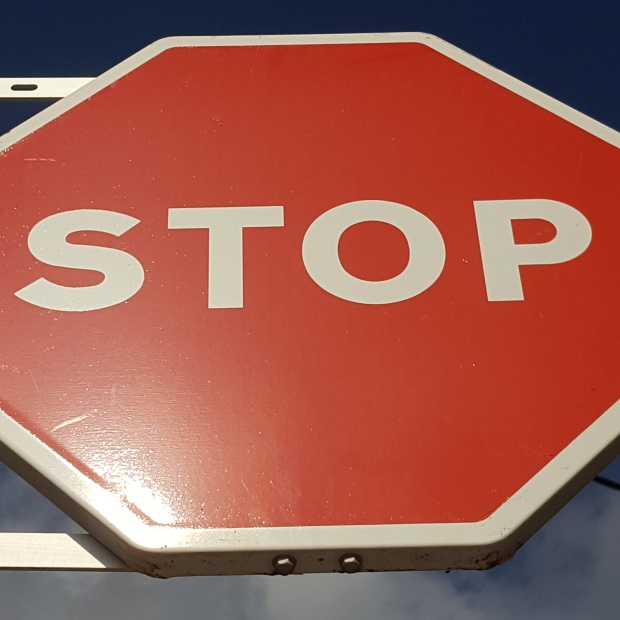 STOP a la traducció al castellà de les senyals de trànsit a Esplugues