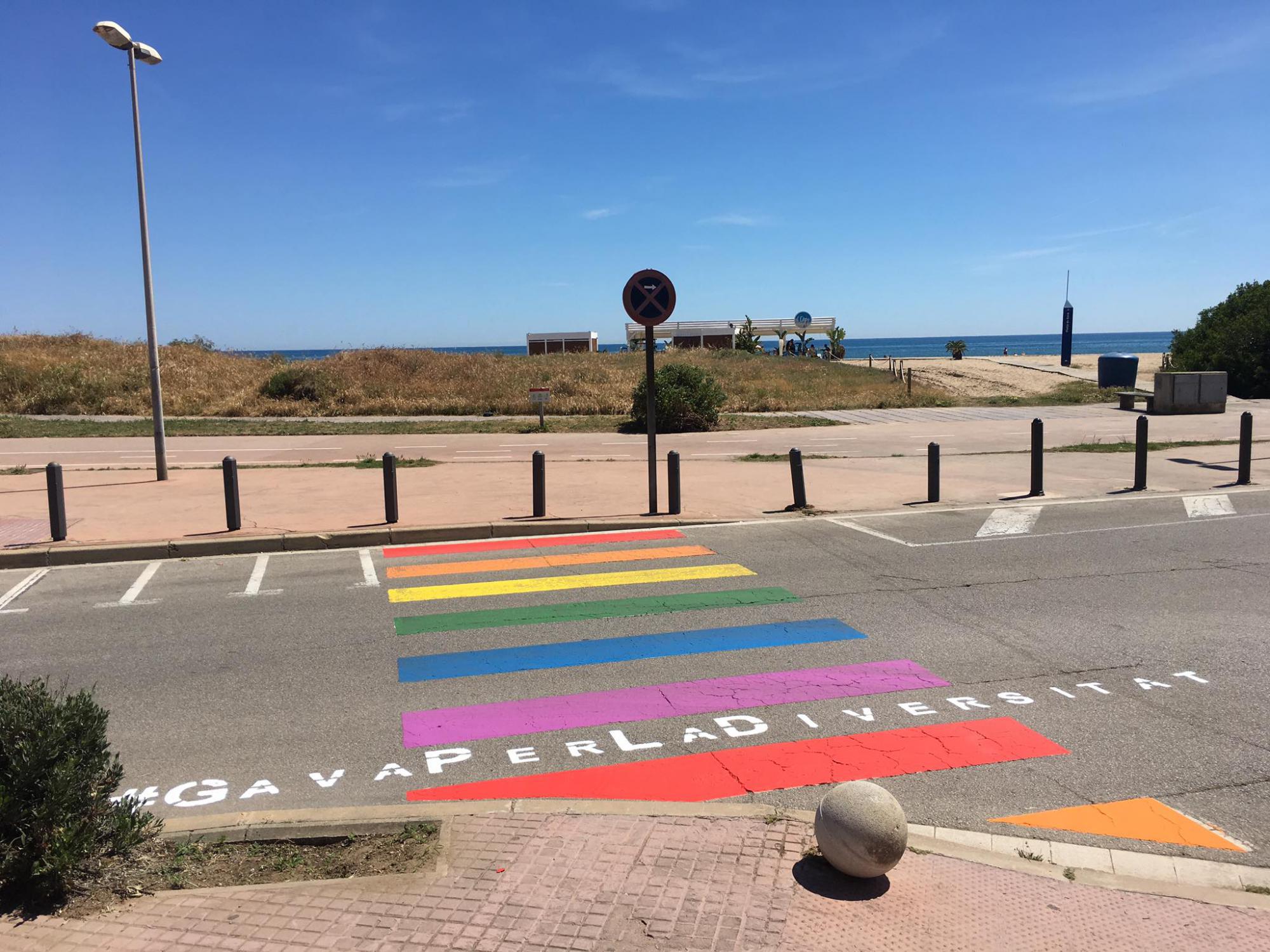 Gavà omple de color tres passos de vianants en defensa del col·lectiu LGTBI