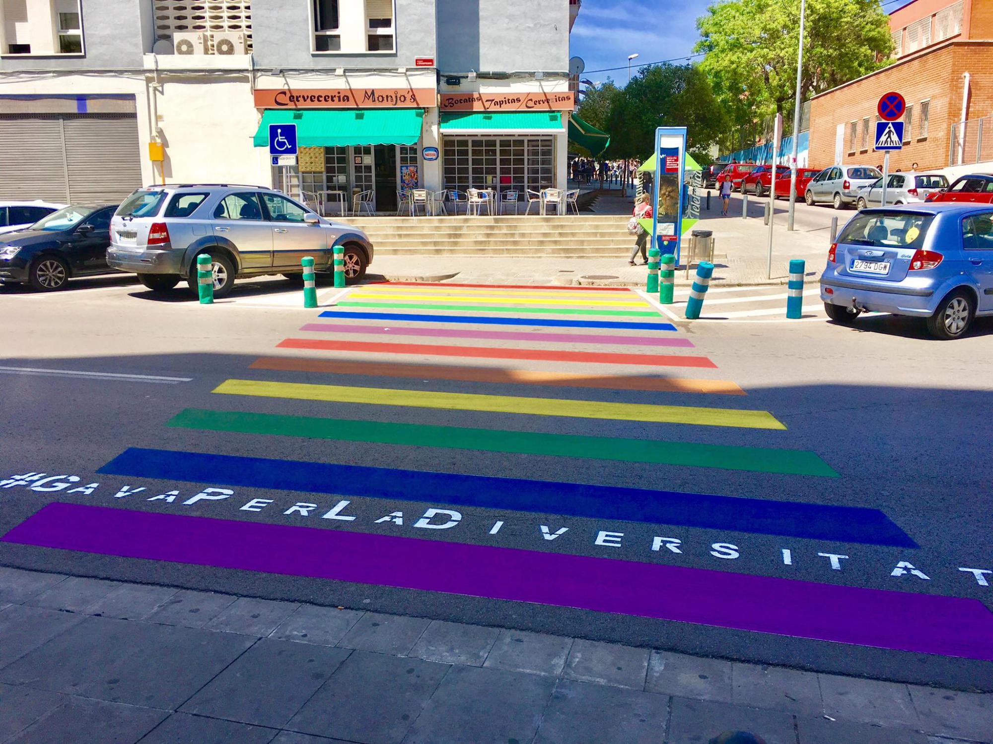 Gavà omple de color tres passos de vianants en defensa del col·lectiu LGTBI