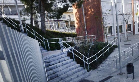 Caen los ladrones que sustrajeron las barandillas metálicas del Centro Cívico Vista Alegre