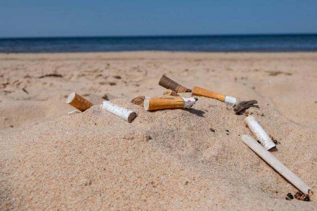 Castelldefels apuesta por playas sin humo este verano: sin multas ni prohibiciones