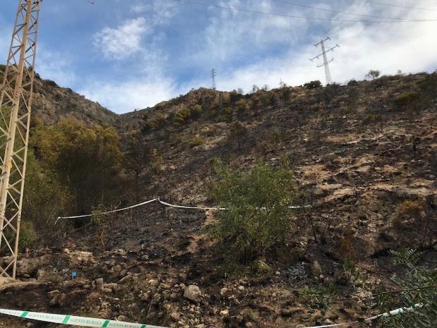 Agentes rurales acordonan una zona incendiada