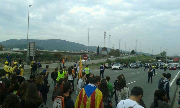 Cortes de carreteras, concentraciones en el cuartel militar de Sant Boi y la fuga de una empresa cotizada protagonizan el 3 de octubre del Baix Llobregat y L’Hospitalet
