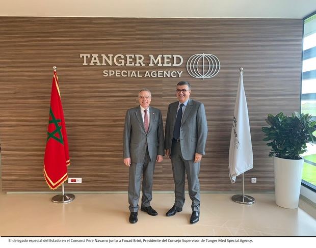Pere Navarro, delegado especial del Estado en el CZFB, con Iham Khalil, presidente de Tanger Med.