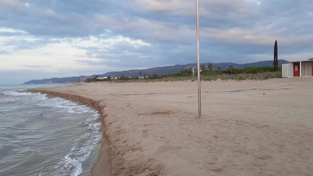 El temporal de levante vuelve a comerse buena parte de la playa de Gavà-Mar
