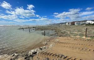 Inundaciones sin precedentes: La borrasca Aline sumerge la playa de Castelldefels
